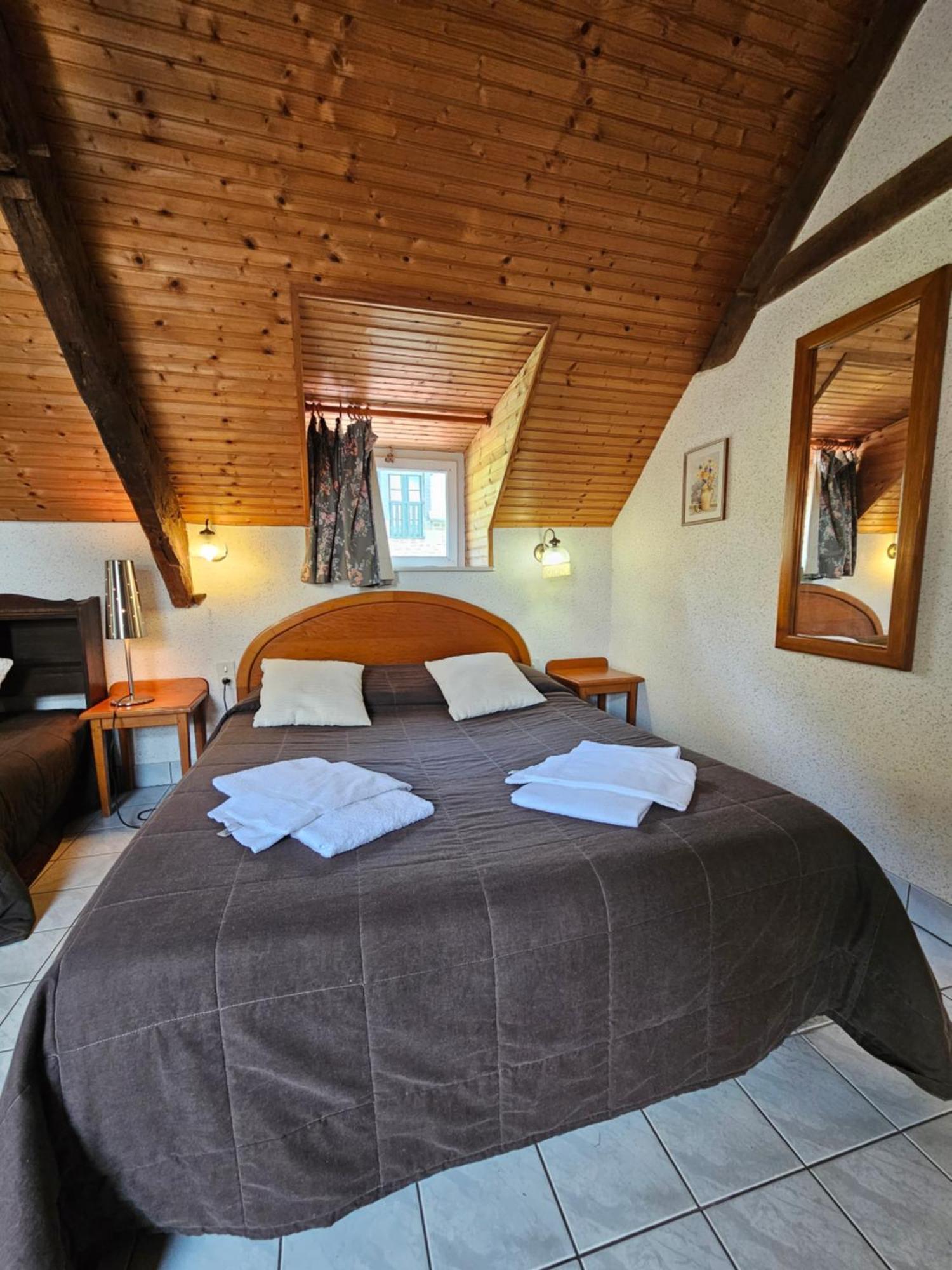 L'Auberge De La Porte Saint-Jouan-des-Guérets الغرفة الصورة