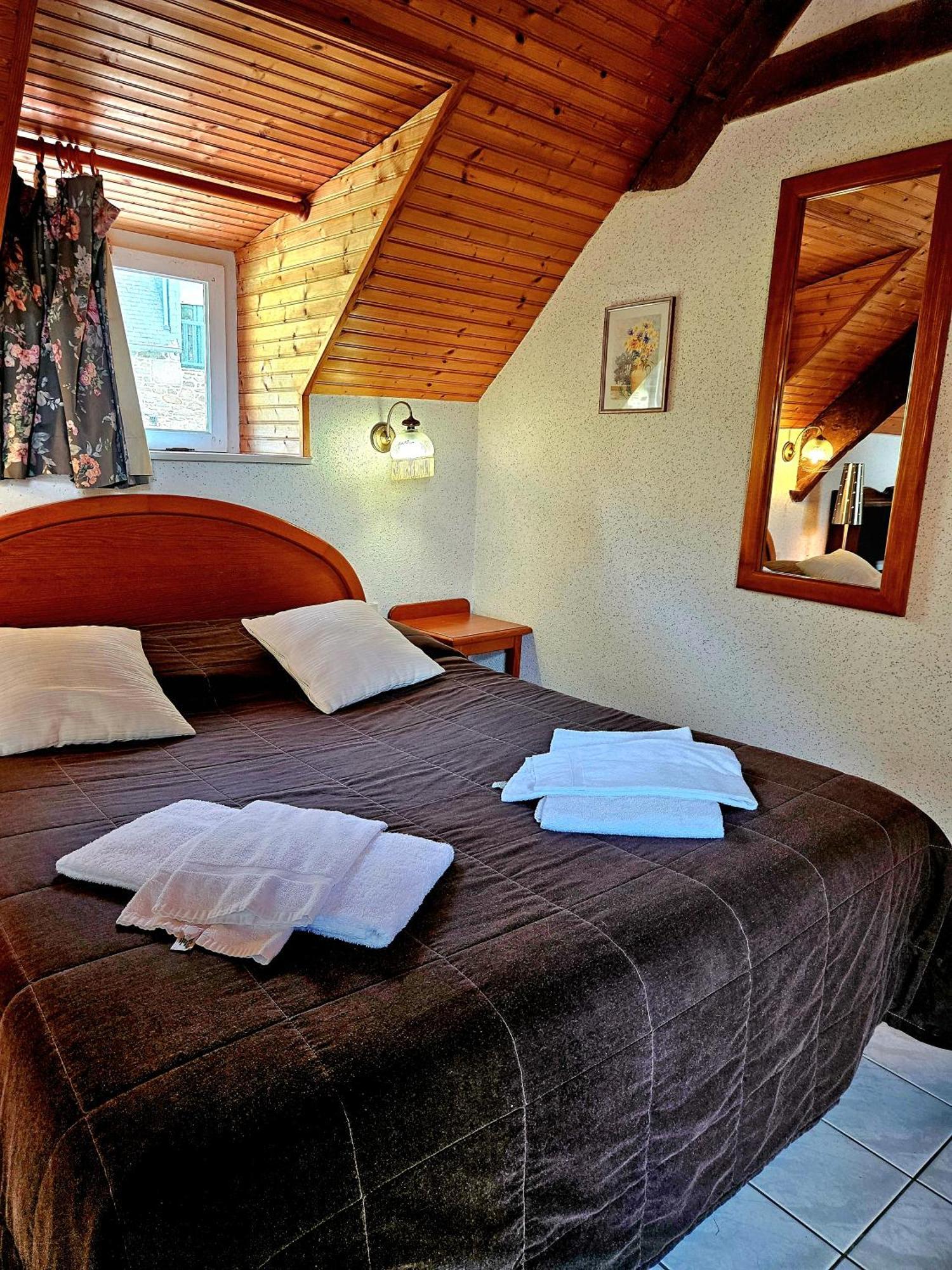 L'Auberge De La Porte Saint-Jouan-des-Guérets الغرفة الصورة